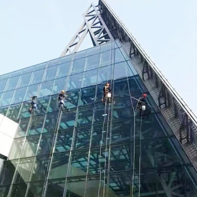 工厂玻璃外墙与厂房外墙清洗全攻略 江苏傲天鸟专业服务解析